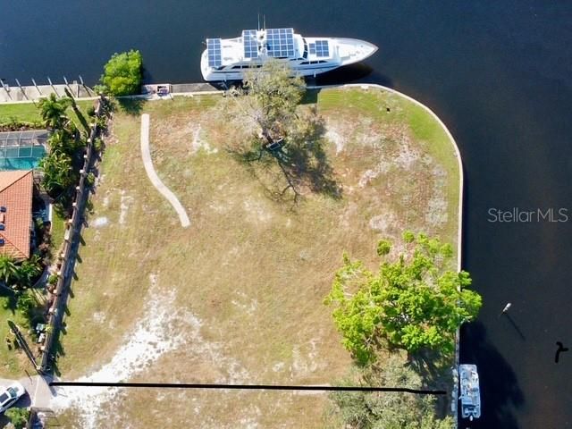 На продажу: $1,950,000 (0.71 acres)