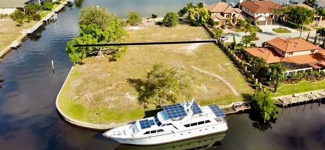 На продажу: $1,950,000 (0.71 acres)