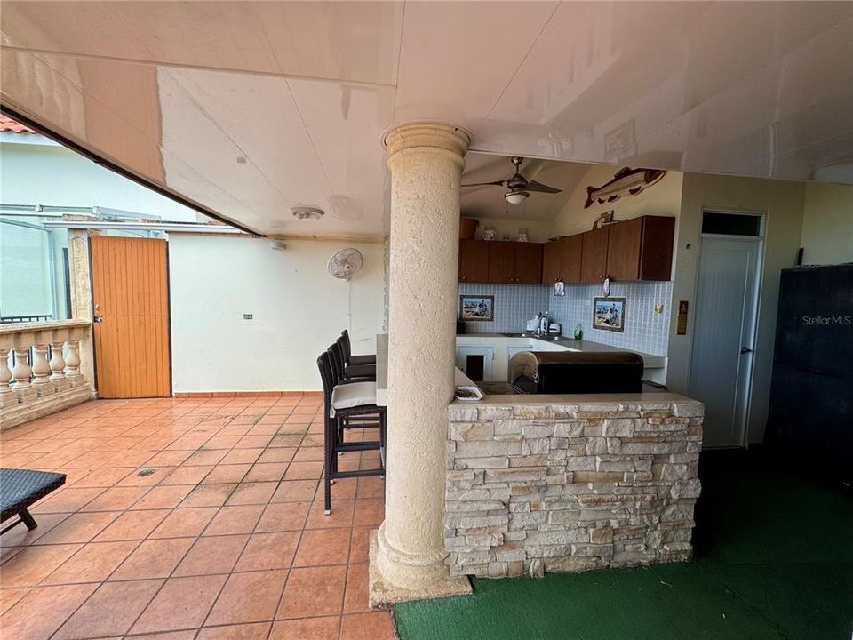 На продажу: $1,200,000 (6 спален, 4 ванн, 2085 Квадратных фут)