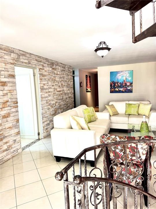 На продажу: $1,200,000 (6 спален, 4 ванн, 2085 Квадратных фут)