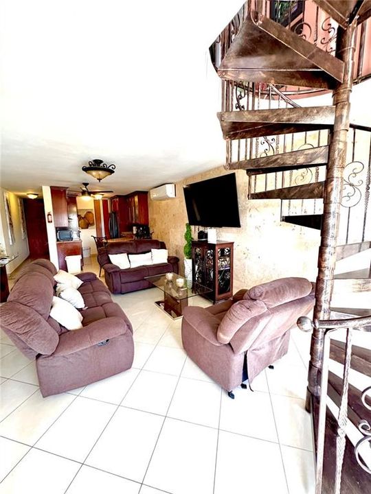 На продажу: $1,200,000 (6 спален, 4 ванн, 2085 Квадратных фут)