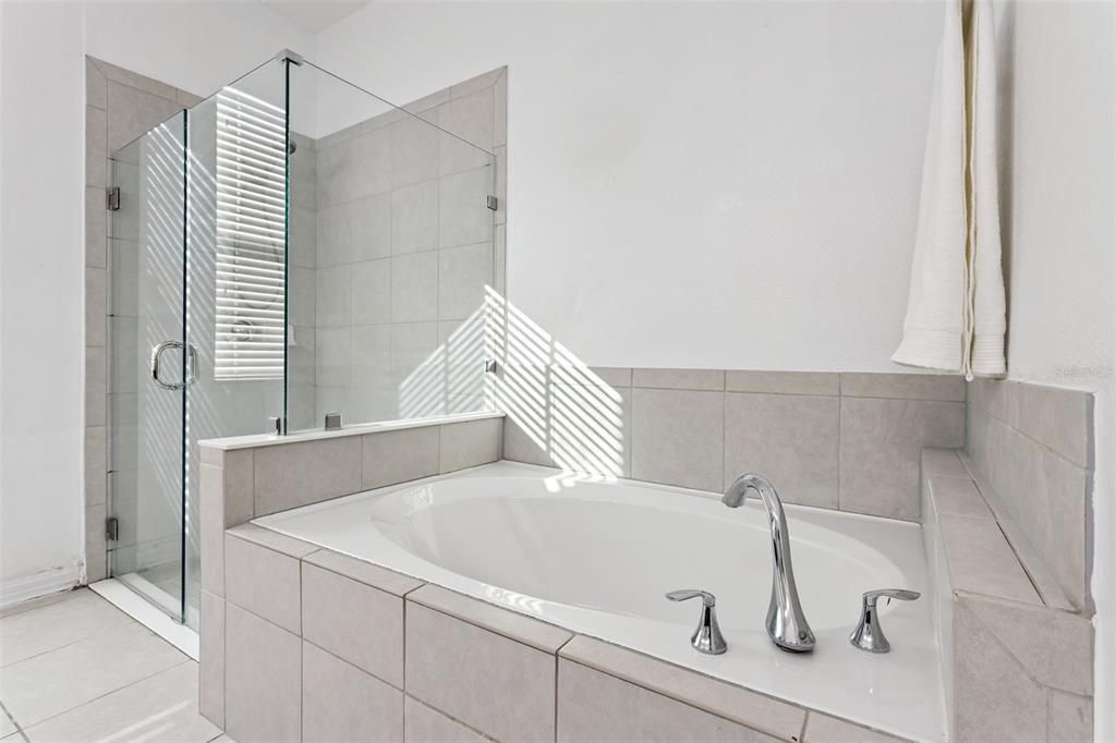 For Sale: $600,000 (5 beds, 3 baths, 3164 Square Feet)