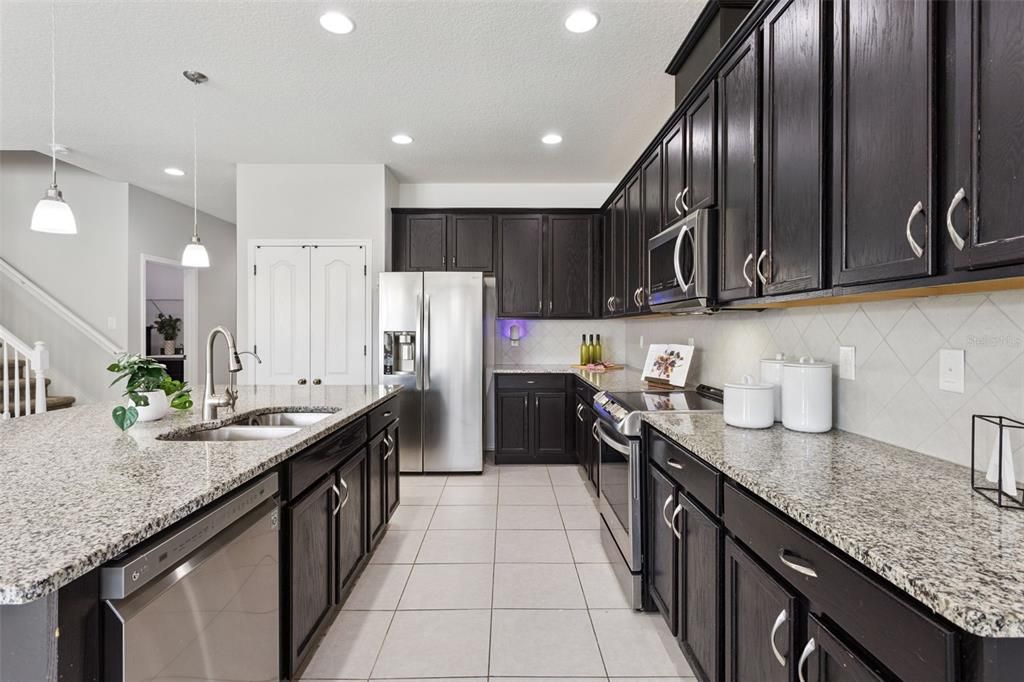 For Sale: $600,000 (5 beds, 3 baths, 3164 Square Feet)