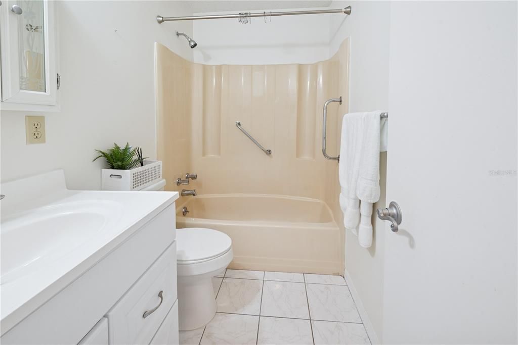 Active With Contract: $125,000 (2 beds, 2 baths, 924 Square Feet)