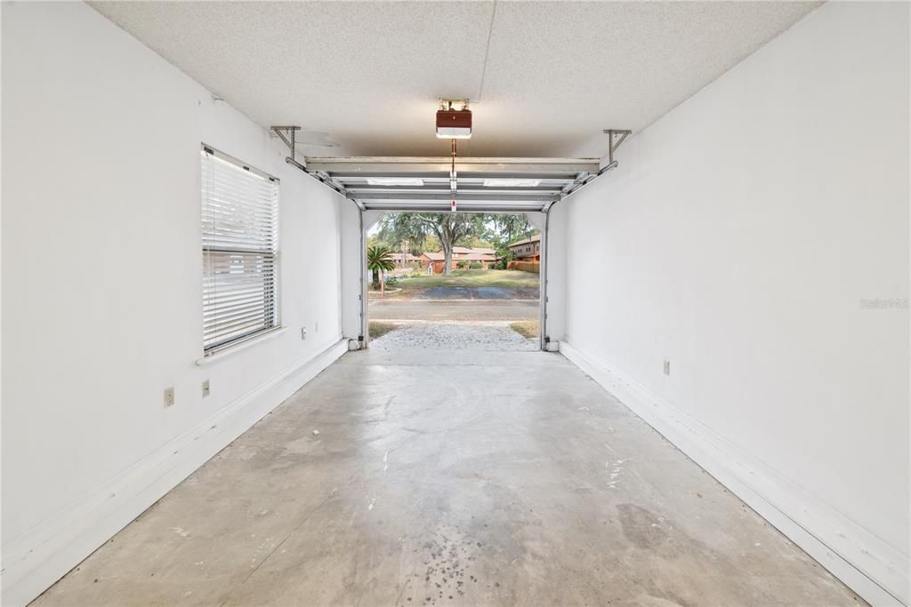 Active With Contract: $125,000 (2 beds, 2 baths, 924 Square Feet)