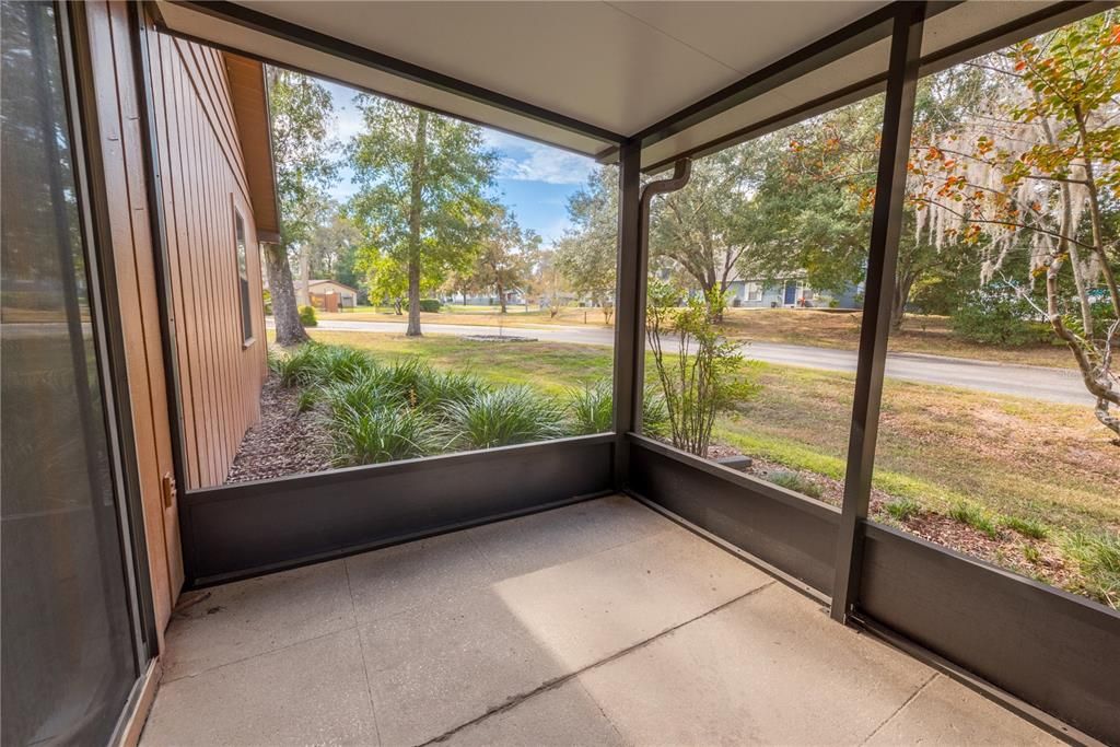 Active With Contract: $125,000 (2 beds, 2 baths, 924 Square Feet)