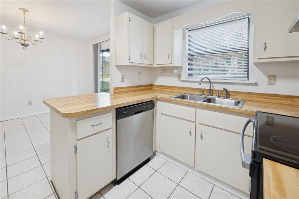 Active With Contract: $125,000 (2 beds, 2 baths, 924 Square Feet)