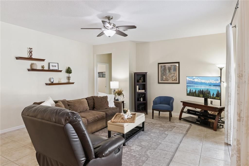 En Venta: $649,000 (5 camas, 3 baños, 3058 Pies cuadrados)