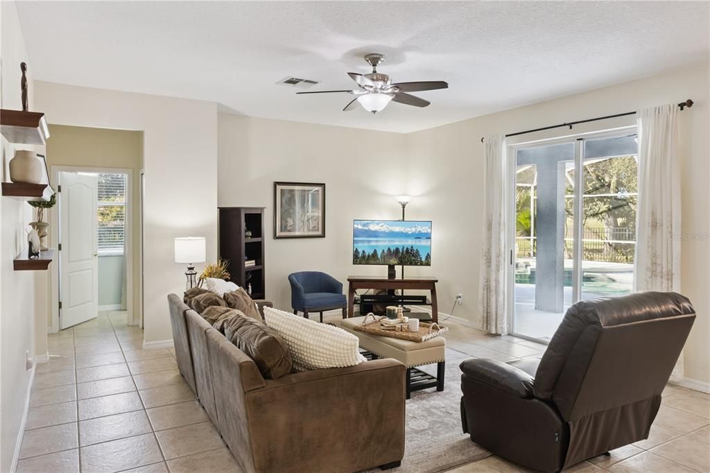 En Venta: $649,000 (5 camas, 3 baños, 3058 Pies cuadrados)