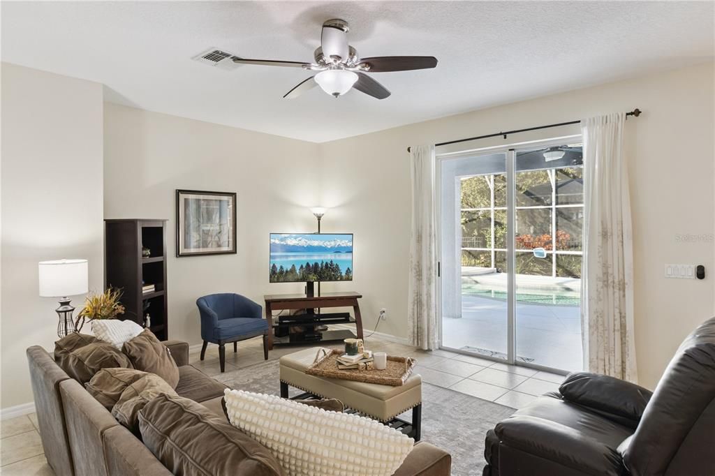 En Venta: $649,000 (5 camas, 3 baños, 3058 Pies cuadrados)