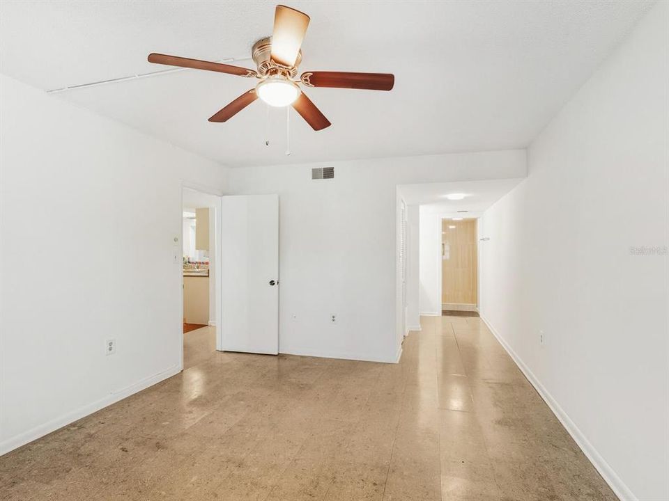 待售: $185,000 (2 贝兹, 2 浴室, 1376 平方英尺)