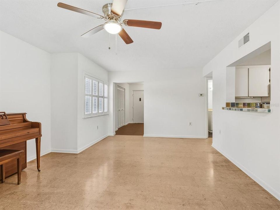 待售: $185,000 (2 贝兹, 2 浴室, 1376 平方英尺)