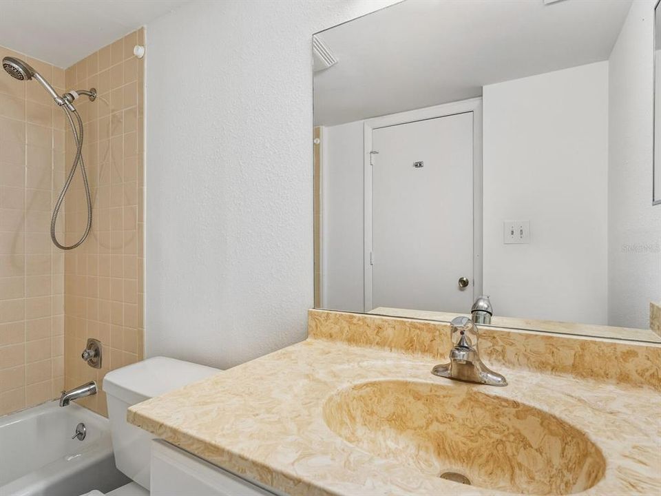 待售: $185,000 (2 贝兹, 2 浴室, 1376 平方英尺)