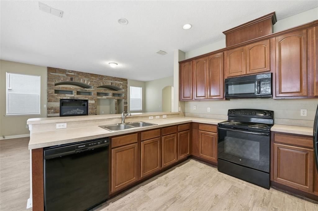 На продажу: $474,900 (4 спален, 2 ванн, 2704 Квадратных фут)