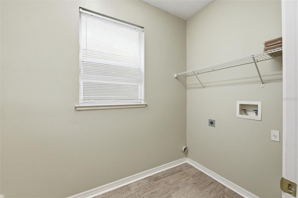 На продажу: $474,900 (4 спален, 2 ванн, 2704 Квадратных фут)