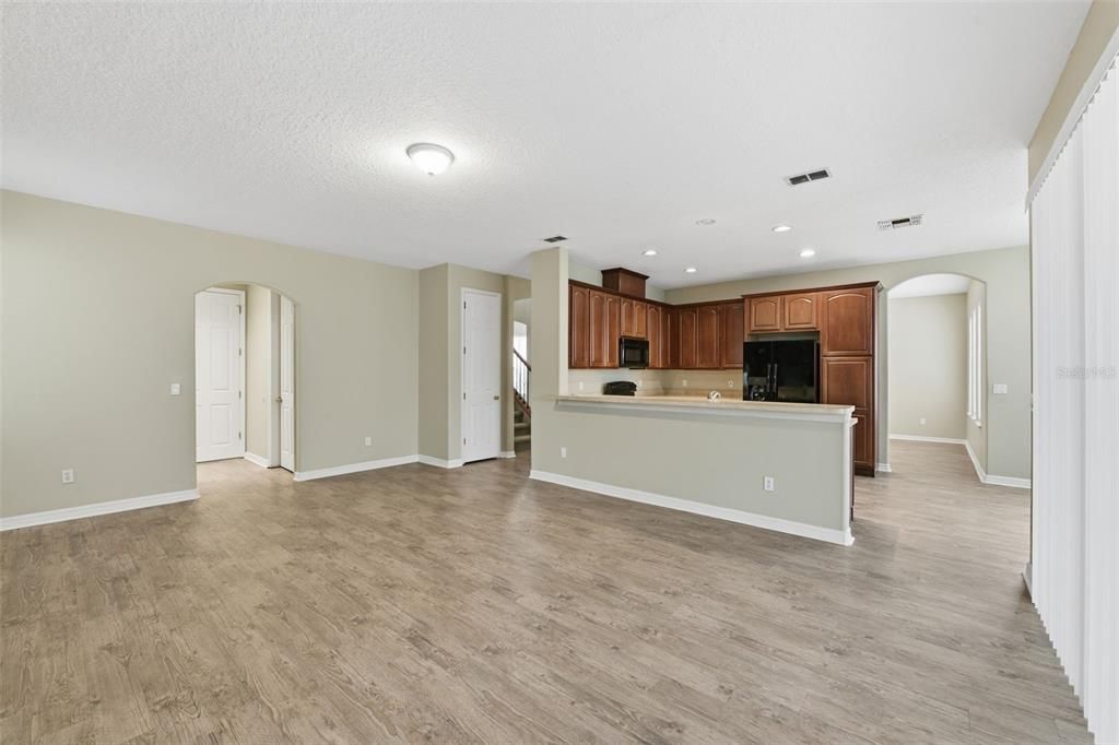 На продажу: $474,900 (4 спален, 2 ванн, 2704 Квадратных фут)