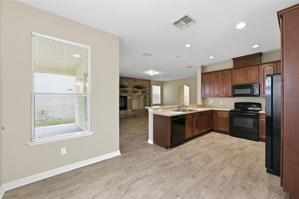 На продажу: $474,900 (4 спален, 2 ванн, 2704 Квадратных фут)