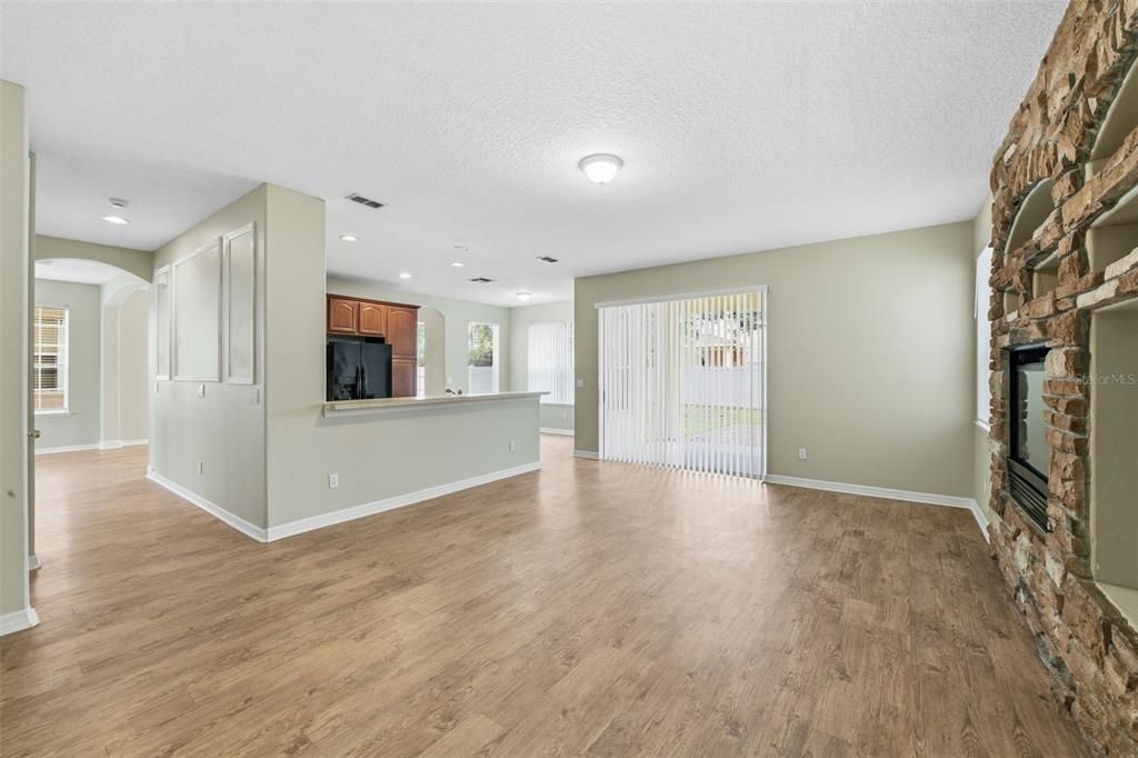 На продажу: $474,900 (4 спален, 2 ванн, 2704 Квадратных фут)