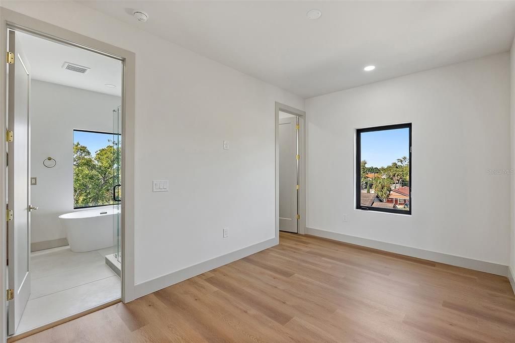 For Sale: $999,900 (4 beds, 3 baths, 2474 Square Feet)