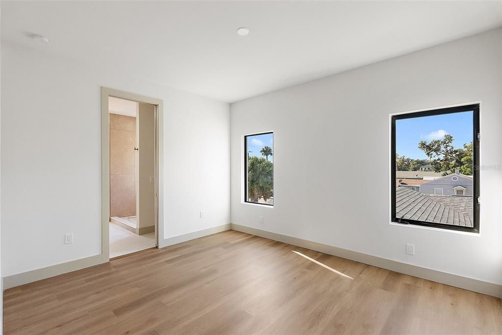 For Sale: $999,900 (4 beds, 3 baths, 2474 Square Feet)