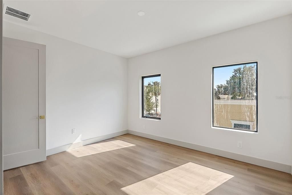 For Sale: $999,900 (4 beds, 3 baths, 2474 Square Feet)