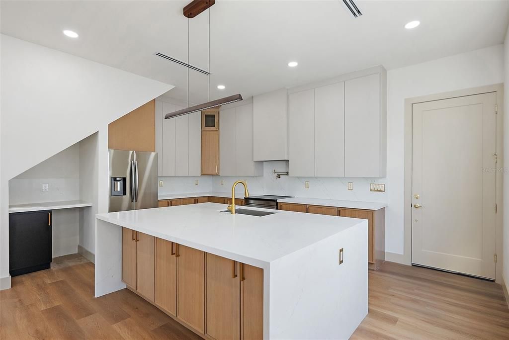 For Sale: $999,900 (4 beds, 3 baths, 2474 Square Feet)