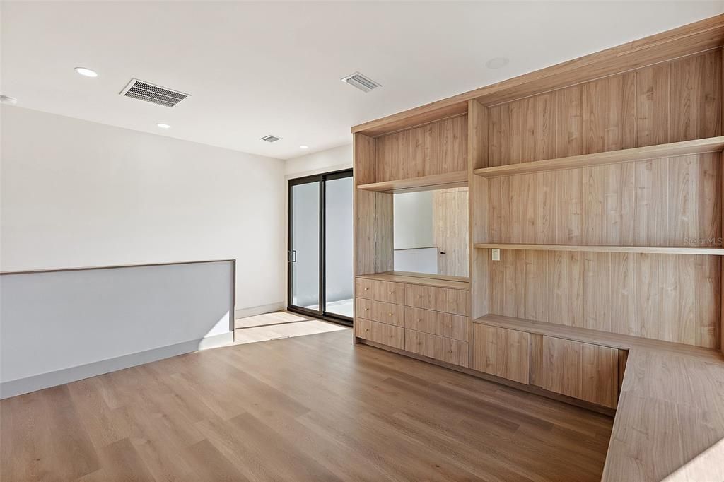 For Sale: $999,900 (4 beds, 3 baths, 2474 Square Feet)