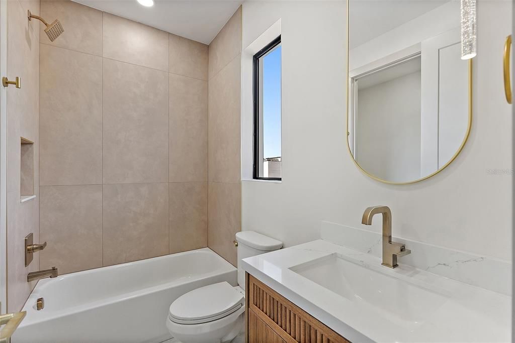 For Sale: $999,900 (4 beds, 3 baths, 2474 Square Feet)