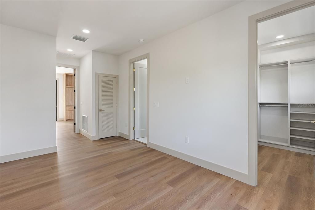 For Sale: $999,900 (4 beds, 3 baths, 2474 Square Feet)