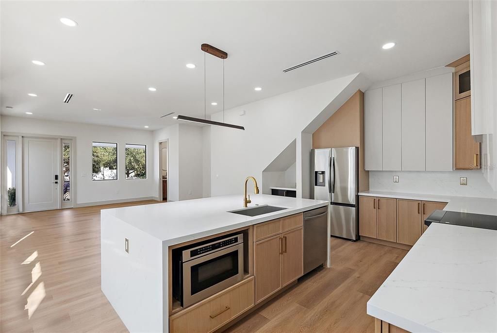 For Sale: $999,900 (4 beds, 3 baths, 2474 Square Feet)