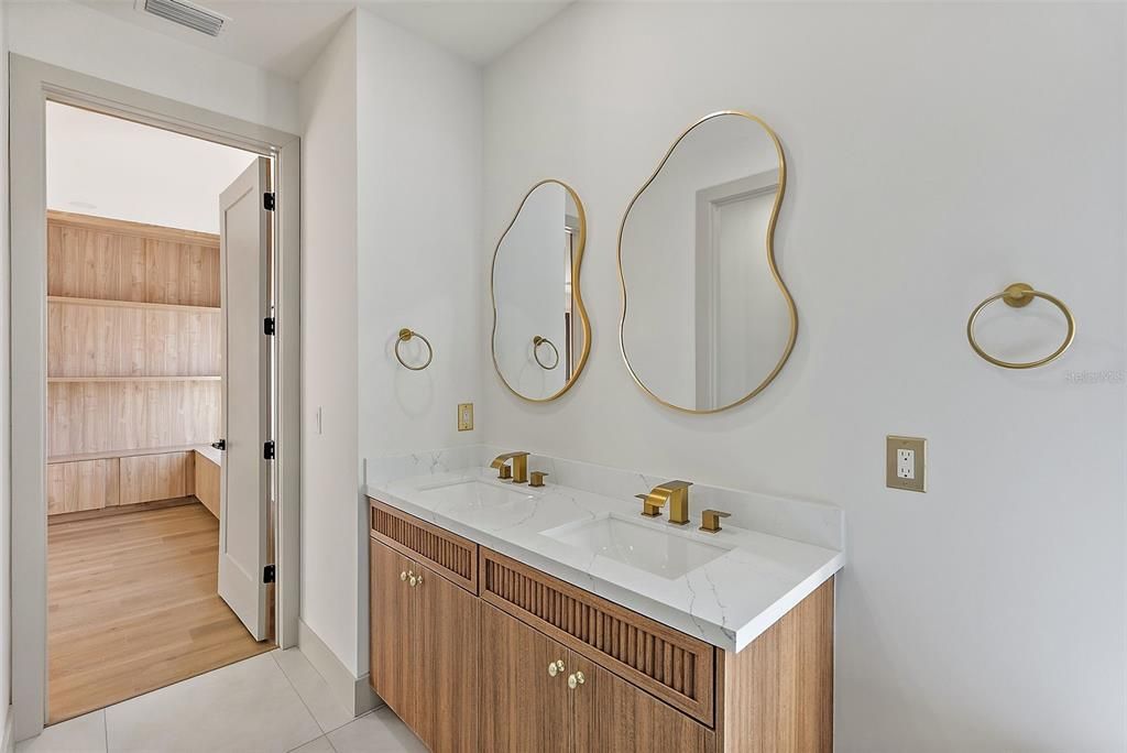 For Sale: $999,900 (4 beds, 3 baths, 2474 Square Feet)