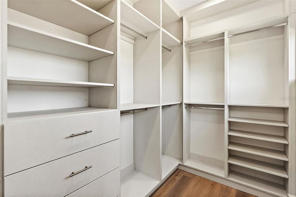 For Sale: $999,900 (4 beds, 3 baths, 2474 Square Feet)