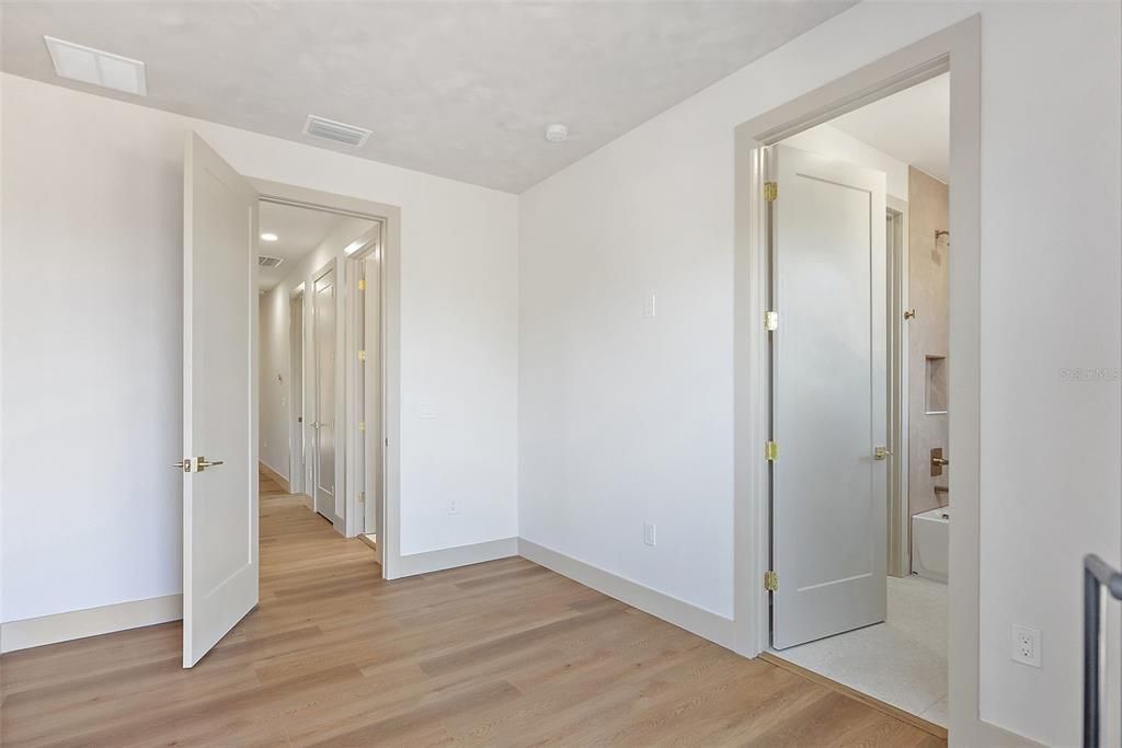 For Sale: $999,900 (4 beds, 3 baths, 2474 Square Feet)