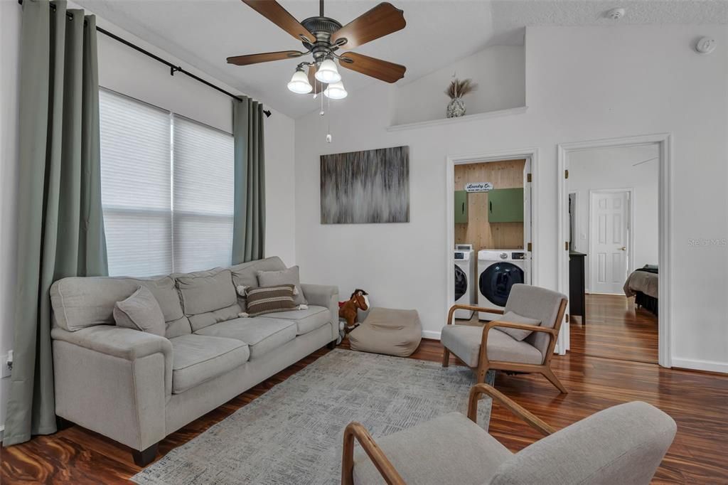 For Sale: $350,000 (3 beds, 2 baths, 1032 Square Feet)