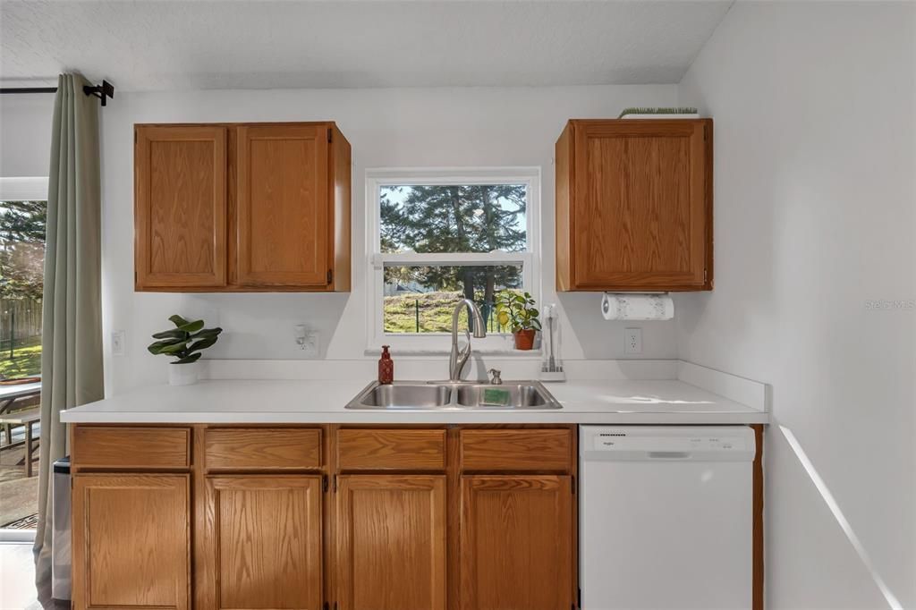 For Sale: $350,000 (3 beds, 2 baths, 1032 Square Feet)