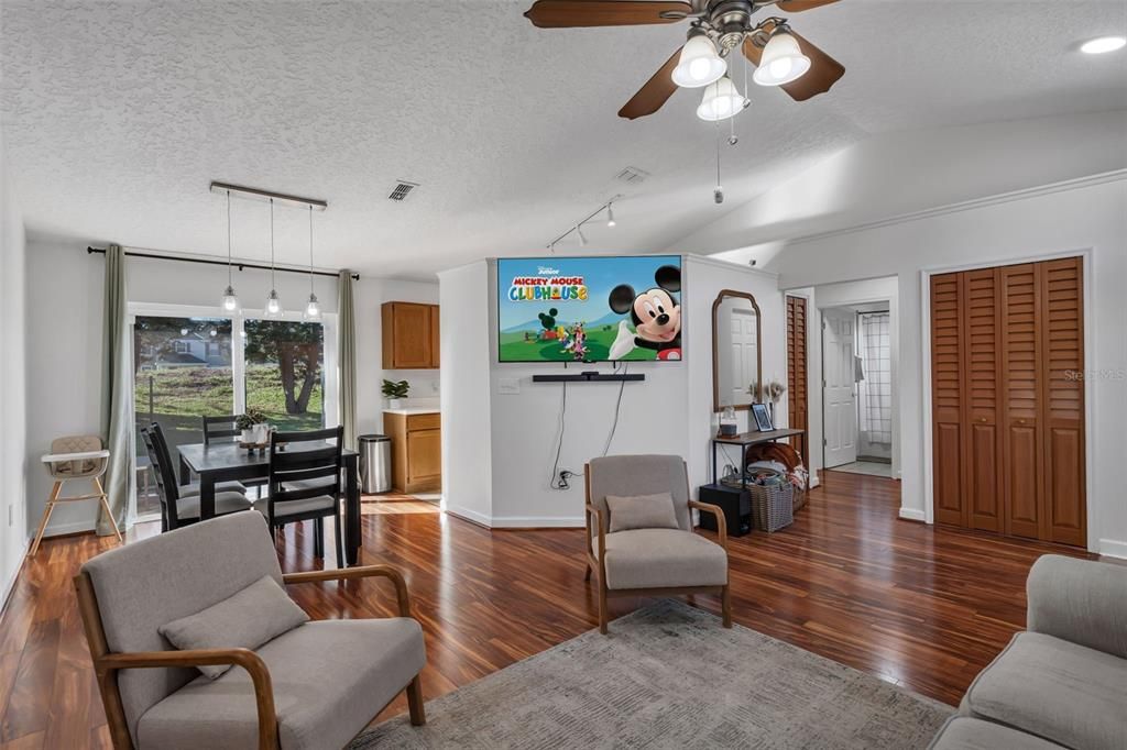 For Sale: $350,000 (3 beds, 2 baths, 1032 Square Feet)