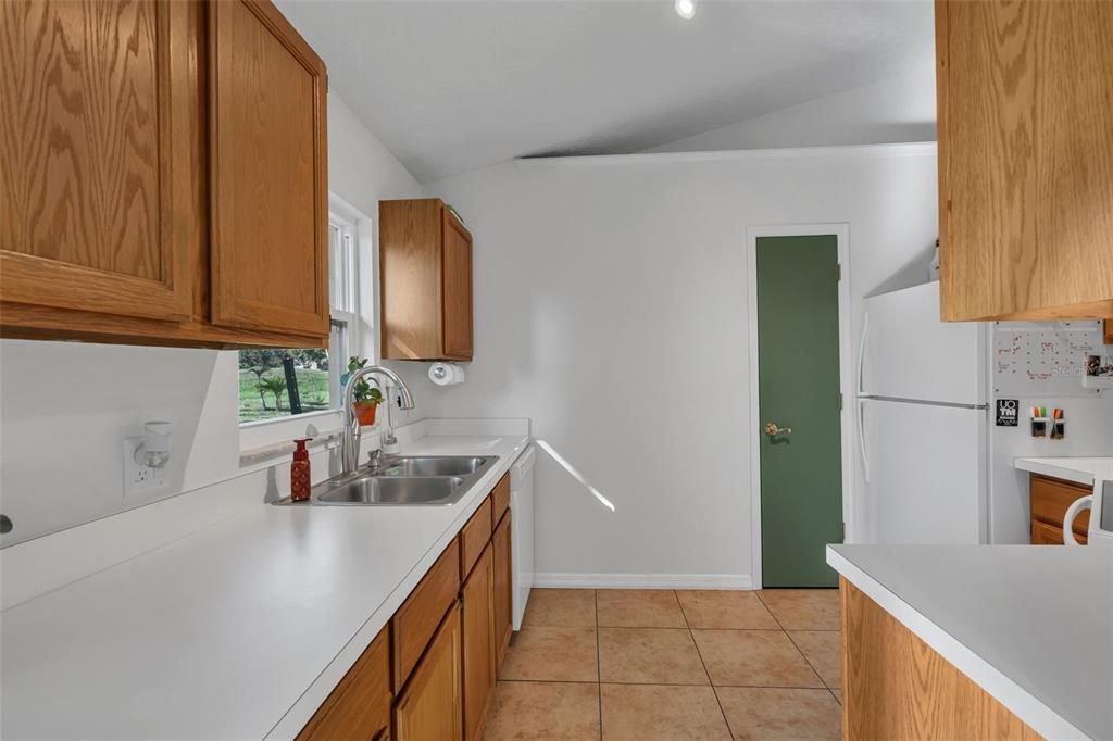 For Sale: $350,000 (3 beds, 2 baths, 1032 Square Feet)