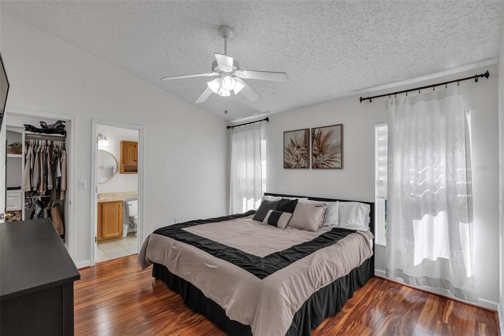 For Sale: $350,000 (3 beds, 2 baths, 1032 Square Feet)