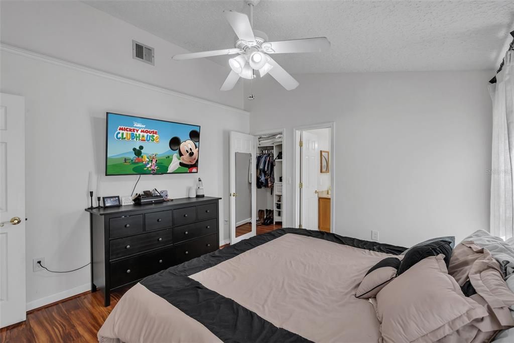 For Sale: $350,000 (3 beds, 2 baths, 1032 Square Feet)