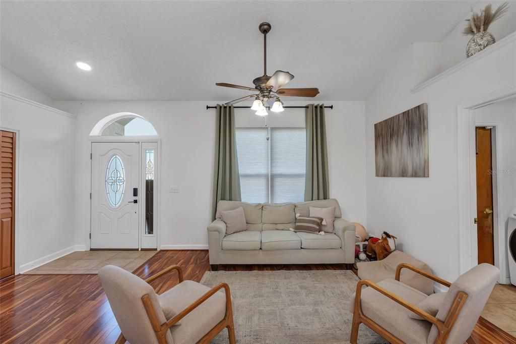 For Sale: $350,000 (3 beds, 2 baths, 1032 Square Feet)