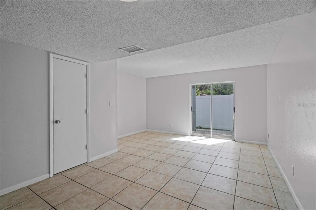 Под контрактом: $119,900 (2 спален, 1 ванн, 870 Квадратных фут)