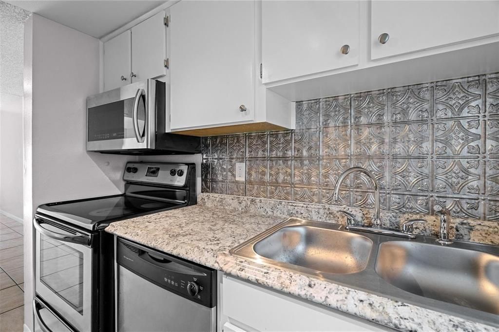 Под контрактом: $119,900 (2 спален, 1 ванн, 870 Квадратных фут)