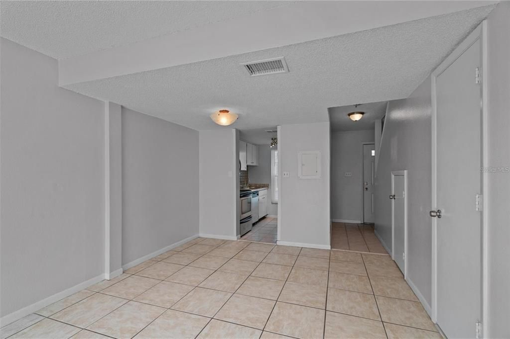 Под контрактом: $119,900 (2 спален, 1 ванн, 870 Квадратных фут)