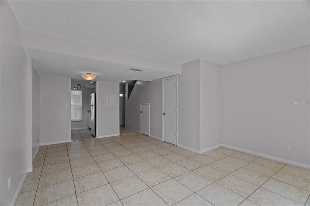 Под контрактом: $119,900 (2 спален, 1 ванн, 870 Квадратных фут)