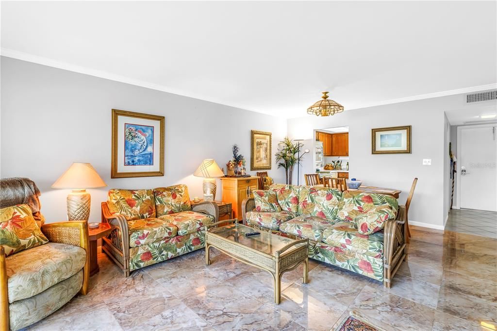 待售: $147,500 (1 贝兹, 1 浴室, 738 平方英尺)