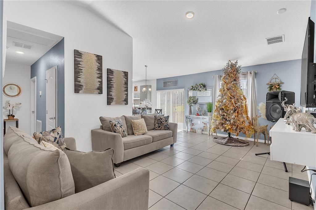 For Sale: $275,000 (3 beds, 2 baths, 1273 Square Feet)