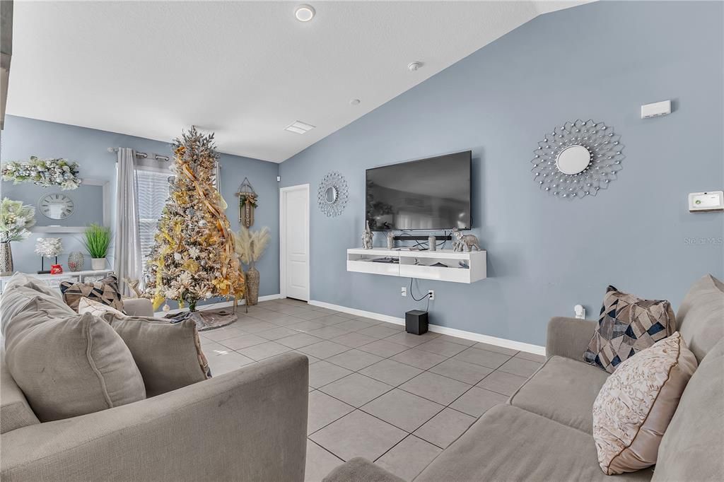 For Sale: $275,000 (3 beds, 2 baths, 1273 Square Feet)