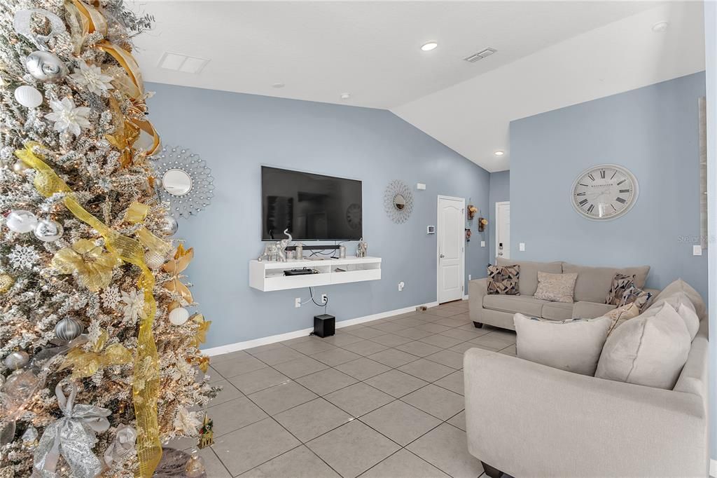 For Sale: $275,000 (3 beds, 2 baths, 1273 Square Feet)