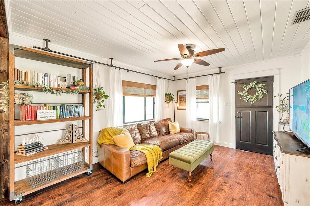 For Rent: $2,450 (3 beds, 2 baths, 1995 Square Feet)