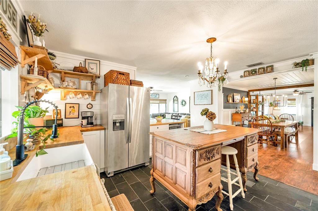 For Rent: $2,450 (3 beds, 2 baths, 1995 Square Feet)